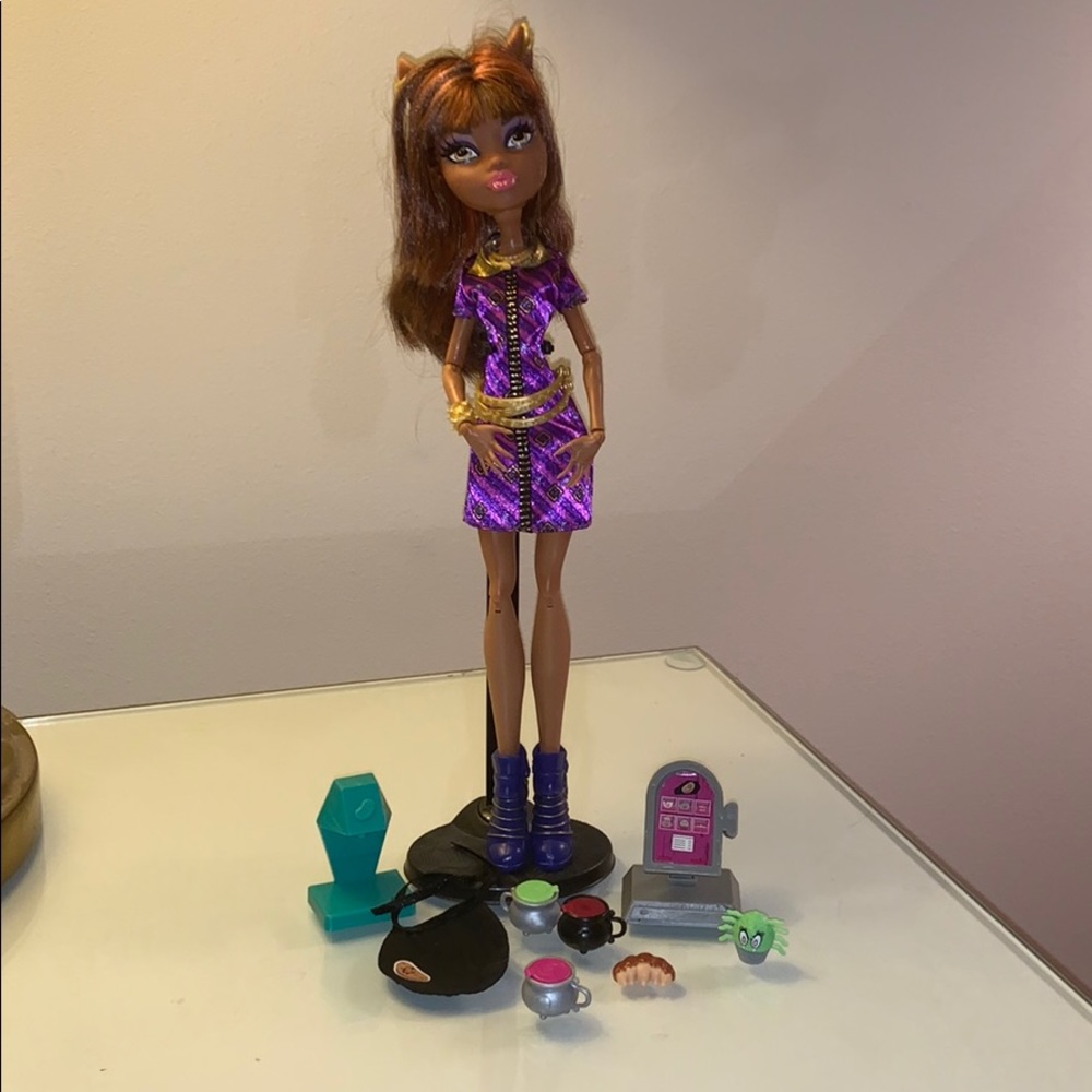 Clawdeen Wolf Coffin Bean Monster High Doll